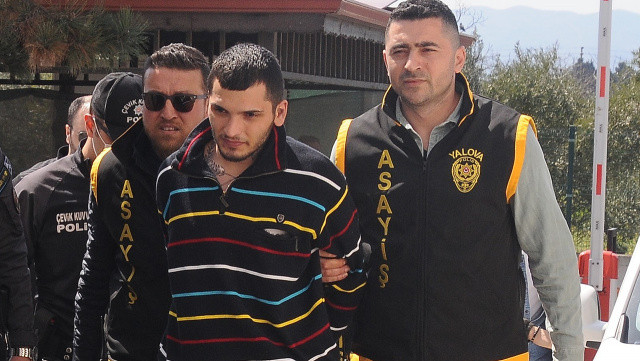 Kız meselesi yüzünden arkadaşının boğazını camla kesen zanlı tutuklandı Kız meselesi yüzünden arkadaşının boğazını camla kesen zanlı tutuklandı
