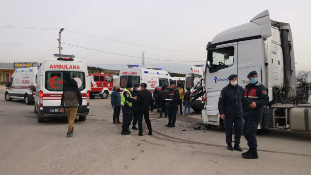 Kocaeli&#039;nde tanker, servis aracı ile çarpıştı: 22 yaralı