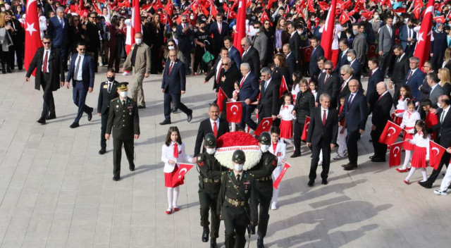 Koronavirüs salgının ardından 23 Nisan yeniden sokaklara taştı! İlk tören Anıtkabir&#039;de