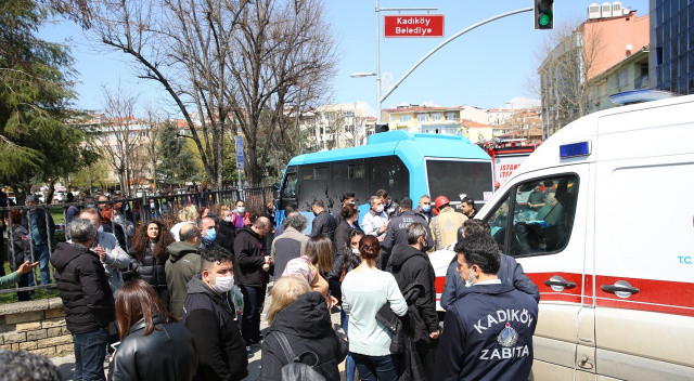 Minibüs kaldırıma çıktı: İki belediye çalışanını ezdi Minibüs kaldırıma çıktı: İki belediye çalışanını ezdi
