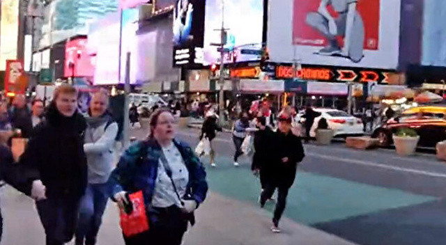 New York'ta bomba gibi patlama! Times Meydanı'nda insanlar panik içerisinde kaçtı New York'ta bomba gibi patlama! Times Meydanı'nda insanlar panik içerisinde kaçtı
