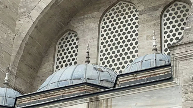 Süleymaniye Camii’nin şerefesinden parça koptu