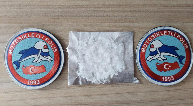 Şüphe üzerine durduruldu, uyuşturucu çıktı Şüphe üzerine durduruldu, uyuşturucu çıktı