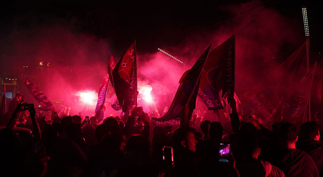 Taksim'de Trabzonspor taraftarlarının şampiyonluk coşkusu Taksim'de Trabzonspor taraftarlarının şampiyonluk coşkusu