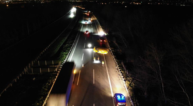 TEM’de feci kaza, otomobille çarpışan minibüs metrelerce sürüklendİ TEM’de feci kaza, otomobille çarpışan minibüs metrelerce sürüklendİ