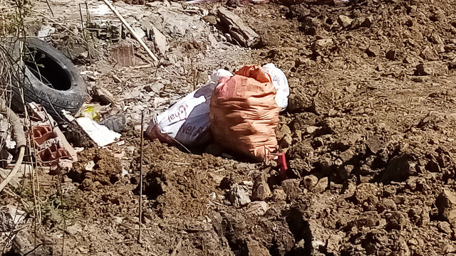 Temel kazmak için kepçeyi çalıştıran operatör çuvallarla el bombası buldu Temel kazmak için kepçeyi çalıştıran operatör çuvallarla el bombası buldu