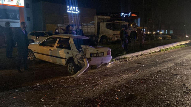 TIR, otomobilleri biçti: Yaralılar var