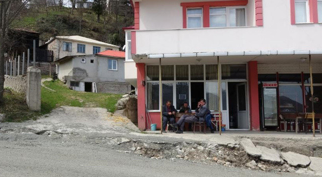 Trabzon’daki mahalle santim santim kayıyor Trabzon’daki mahalle santim santim kayıyor