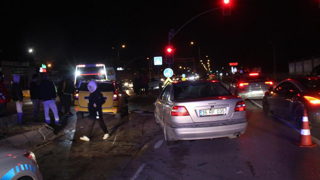 Trafik ışıklarında zincirleme kaza oldu, yaralılar var