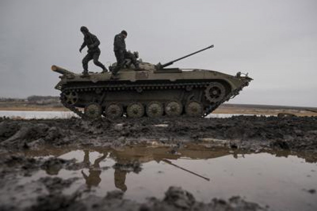 Ukrayna askerleri Rus tankını havaya uçurdu Ukrayna askerleri Rus tankını havaya uçurdu