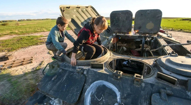 Ukrayna'da çocuk olmak: Terk edilen Rus zırhlı araçları eğlenceleri oldu Ukrayna'da çocuk olmak: Terk edilen Rus zırhlı araçları eğlenceleri oldu