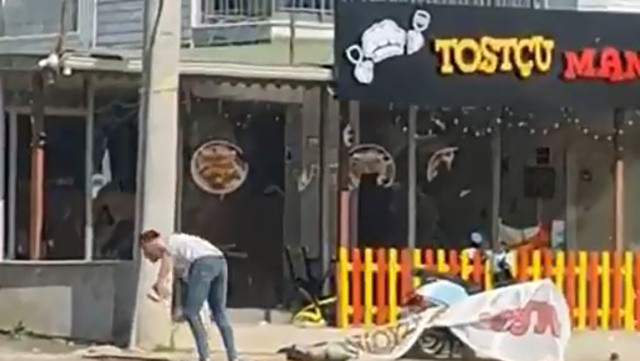 Yediği tostun parasını ödememek için kendini hastanelik etti! Yediği tostun parasını ödememek için kendini hastanelik etti!