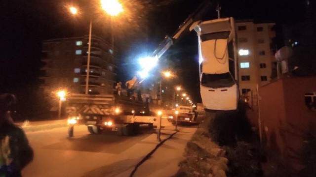 Yer Adana... Çay içerken şok yaşadılar Yer Adana... Çay içerken şok yaşadılar