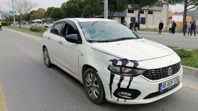 Yolun karşısına geçmek isteyen kadın canından oldu Yolun karşısına geçmek isteyen kadın canından oldu