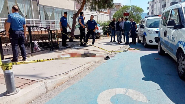 61 yaşındaki kadın eşi tarafından sokak ortasında bıçaklandı!