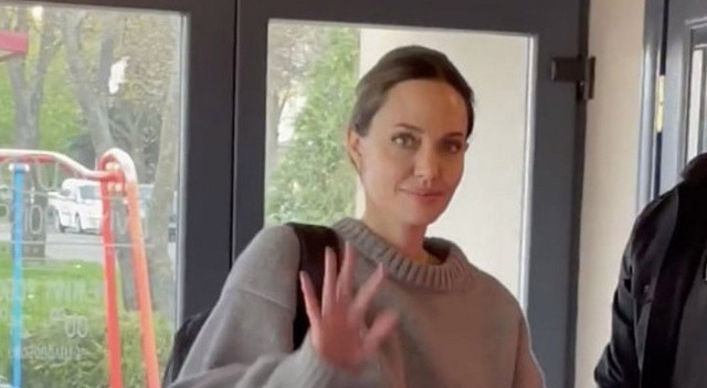Angelina Jolie’den sürpriz ziyaret: Savaş sirenleri çalınca güvenli yere koştu!
