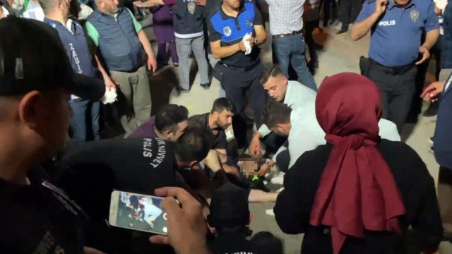 Cengiz Kurtoğlu konserinde silahlı kavga: Yaralı ve gözaltı var Cengiz Kurtoğlu konserinde silahlı kavga: Yaralı ve gözaltı var