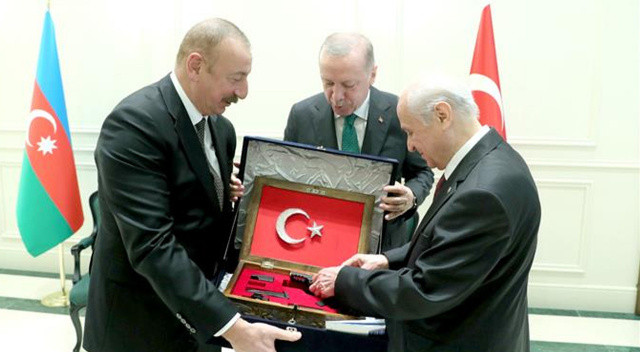 Devlet Bahçeli'den Aliyev'e anlamlı hediye Devlet Bahçeli'den Aliyev'e anlamlı hediye
