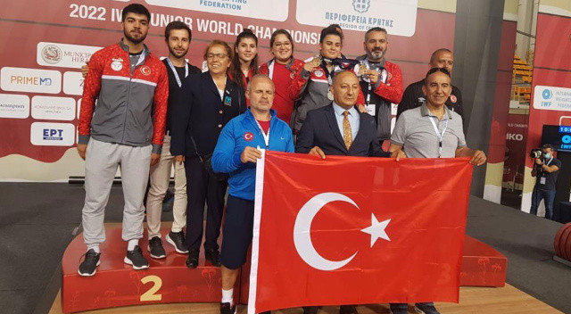 Dilara Narin'den Dünya Gençler Halter Şampiyonası 2 altın 1 gümüş madalya Dilara Narin'den Dünya Gençler Halter Şampiyonası 2 altın 1 gümüş madalya