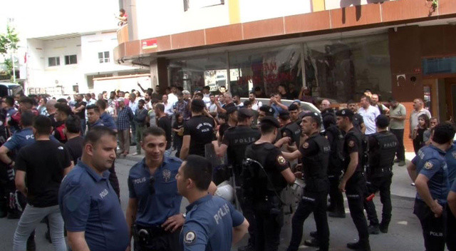 Esenyurt&#039;ta yol kapatıp düğün yaptılar, uyaran polislere saldırdılar
