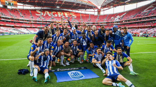 Ezeli rakibinin sahasında ilan etti: Porto 30. kez şampiyon! Ezeli rakibinin sahasında ilan etti: Porto 30. kez şampiyon!