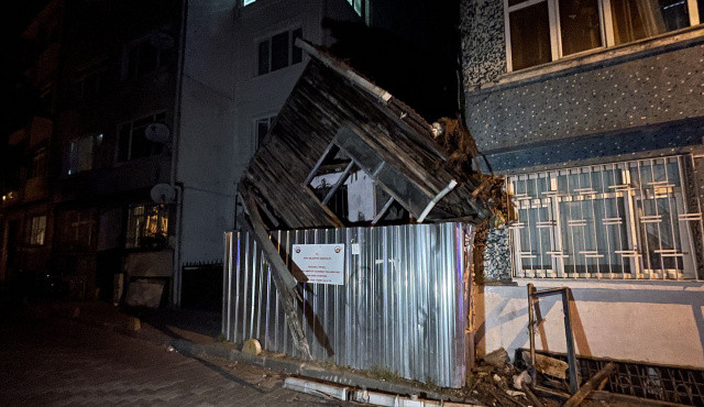 Fatih&#039;te boşaltılan metruk bina çöktü