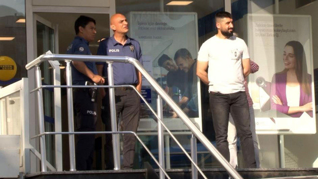 Film değil gerçek! Silahla bankayı basıp, 80 bin dolar çaldılar Film değil gerçek! Silahla bankayı basıp, 80 bin dolar çaldılar