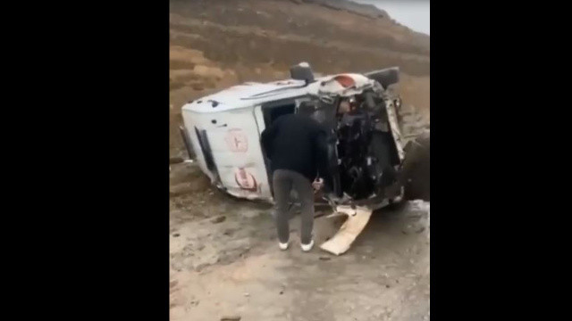 Hasta taşıyan ambulans kaza yaptı: Yaralılar var Hasta taşıyan ambulans kaza yaptı: Yaralılar var