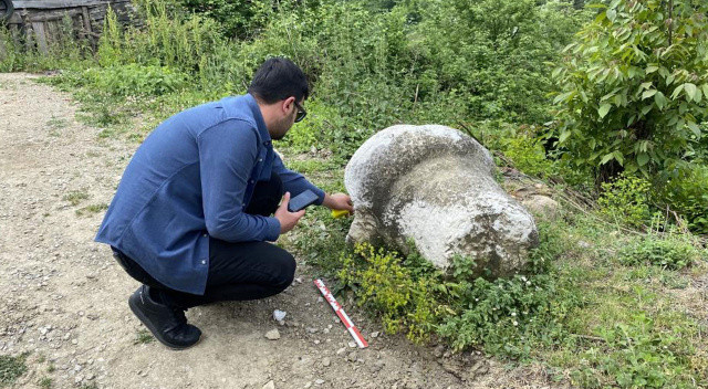 Heyelan sonrası Roma dönemine ait taş köyün ortasına düştü Heyelan sonrası Roma dönemine ait taş köyün ortasına düştü