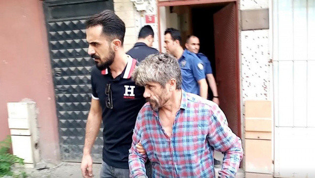 Karısını sopayla dövdü, adım atar atmaz polise yakalandı Karısını sopayla dövdü, adım atar atmaz polise yakalandı