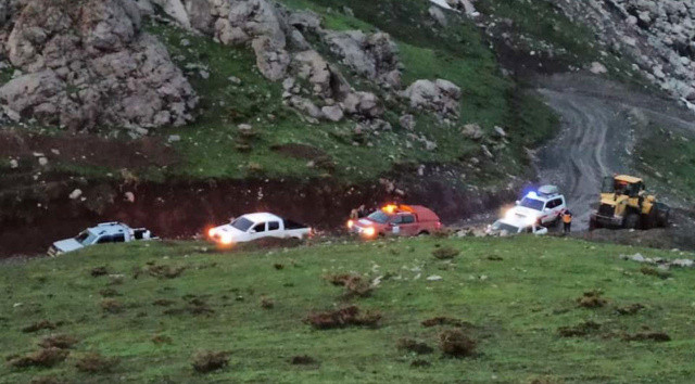 Şırnak'ta göçerlere fırtına engeli: 15 kişi 11 saat mahsur kaldı Şırnak'ta göçerlere fırtına engeli: 15 kişi 11 saat mahsur kaldı
