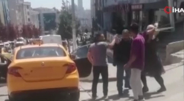 Taksimetre ücretine itiraz eden kadın ortalığı birbirine kattı Taksimetre ücretine itiraz eden kadın ortalığı birbirine kattı