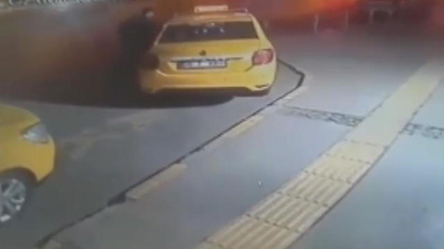 Taksiyi kaçırdı, 5 araca çarptı: Yaralılar var Taksiyi kaçırdı, 5 araca çarptı: Yaralılar var