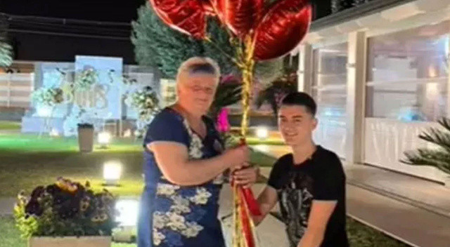 TikTok’ta paylaşıldı, yorum yağdı:19 yaşındaki genç 76 yaşındaki emekli kız arkadaşına evlenme teklifi etti TikTok’ta paylaşıldı, yorum yağdı:19 yaşındaki genç 76 yaşındaki emekli kız arkadaşına evlenme teklifi etti