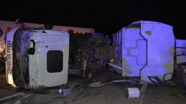 Tır ile kamyon kafa kafaya çarpıştı: Baba öldü, oğlu yaralandı Tır ile kamyon kafa kafaya çarpıştı: Baba öldü, oğlu yaralandı