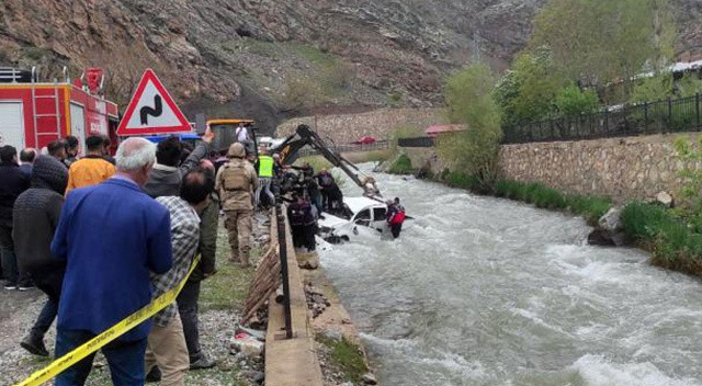 Van&#039;da dehşet kaza! Kamyonet dereye uçtu: Ölü ve yaralılar var