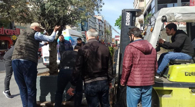 Yaya yolunu İSPARK’a çevirdiler: Esnaf isyan etti! Yaya yolunu İSPARK’a çevirdiler: Esnaf isyan etti!