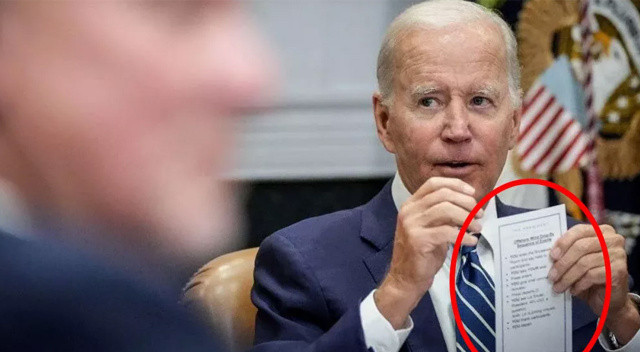 ABD Başkanı Biden talimat listesiyle yakalandı ABD Başkanı Biden talimat listesiyle yakalandı