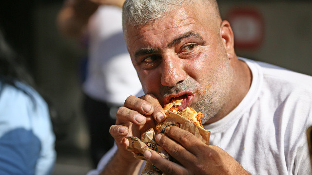 Adana&#039;da yarışma: Bir oturuşta 7 acılı tost yedi