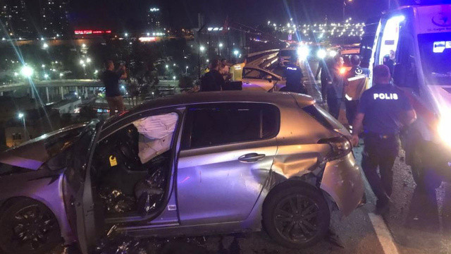 Bayrampaşa’da feci kaza: 3 araca çarpıp 7 kişiyi yaraladı Bayrampaşa’da feci kaza: 3 araca çarpıp 7 kişiyi yaraladı