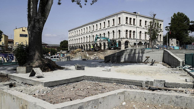 Çalışmalar 3 yıldır bitmedi, vatandaşlar isyan etti: Beyazıt Meydanı yarım kaldı Çalışmalar 3 yıldır bitmedi, vatandaşlar isyan etti: Beyazıt Meydanı yarım kaldı