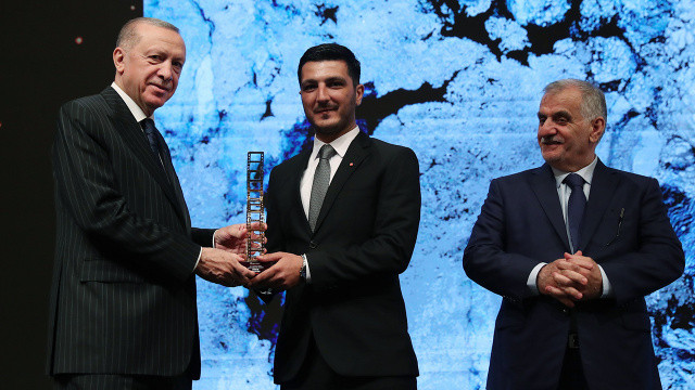 Cumhurbaşkanı Erdoğan’dan İHA foto muhabiri İsmail Coşkun'a ödül Cumhurbaşkanı Erdoğan’dan İHA foto muhabiri İsmail Coşkun'a ödül