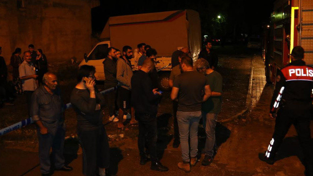 Dehşet anları... Eşini ve kendini bıçaklayıp evi ateşe verdi Dehşet anları... Eşini ve kendini bıçaklayıp evi ateşe verdi