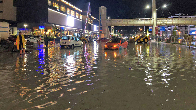 Elazığ göle döndü: Onlarca araç yolda kaldı Elazığ göle döndü: Onlarca araç yolda kaldı