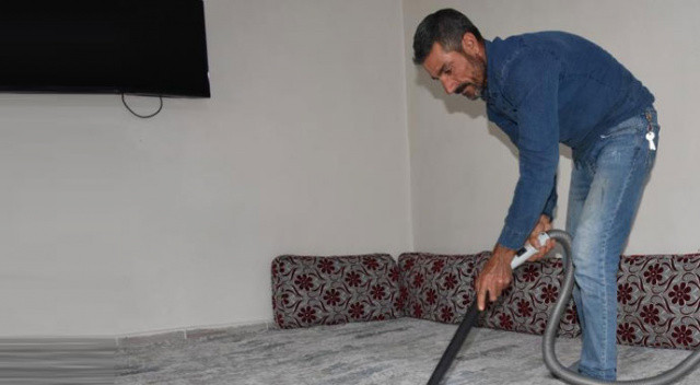 Eşini kaybeden adam 4 çocuğuna hem analık hem babalık yapıyor Eşini kaybeden adam 4 çocuğuna hem analık hem babalık yapıyor