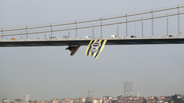 Fenerbahçe'nin bayrağı İstanbul'un köprülerine asıldı Fenerbahçe'nin bayrağı İstanbul'un köprülerine asıldı
