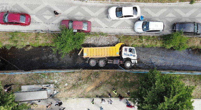 İSKİ'ye ait hafriyat kamyonu Beykoz'da dereye uçtu: İtfaiye ekipleri sevk edildi İSKİ'ye ait hafriyat kamyonu Beykoz'da dereye uçtu: İtfaiye ekipleri sevk edildi
