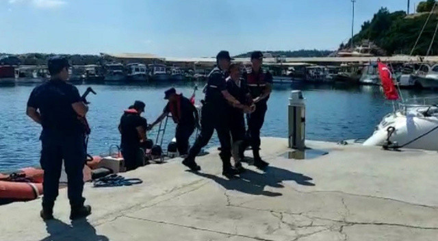 İzmir'de deniz yoluyla yurt dışına kaçmaya çalışan FETÖ şüphelileri yakalandı İzmir'de deniz yoluyla yurt dışına kaçmaya çalışan FETÖ şüphelileri yakalandı