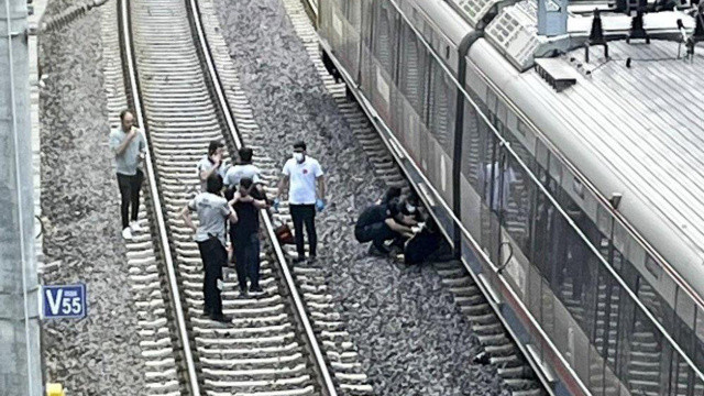 Marmaray'da raylara atlayan bir genç canından oldu Marmaray'da raylara atlayan bir genç canından oldu