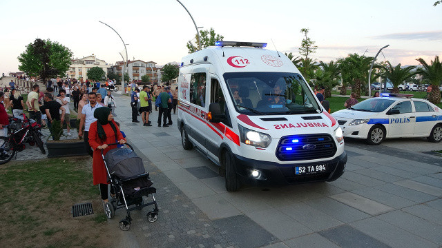 Ordu'da can pazarı! 4'ü çocuk 5 kişi dalgalarla boğuştu Ordu'da can pazarı! 4'ü çocuk 5 kişi dalgalarla boğuştu